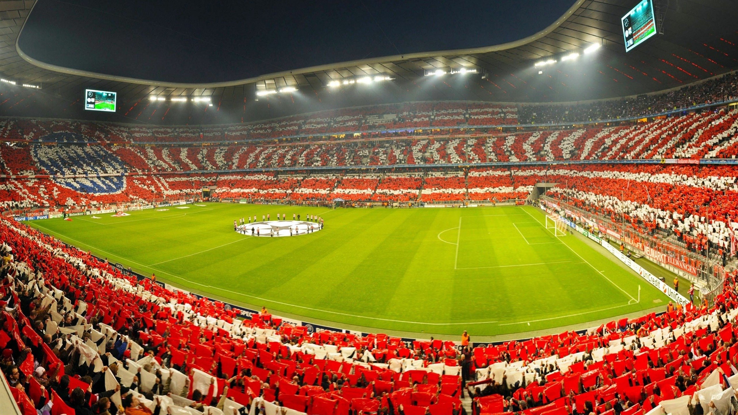 “未来之星：青少年足球运动员崭露头角”，未来之星足球队的教练和小队员正在研究