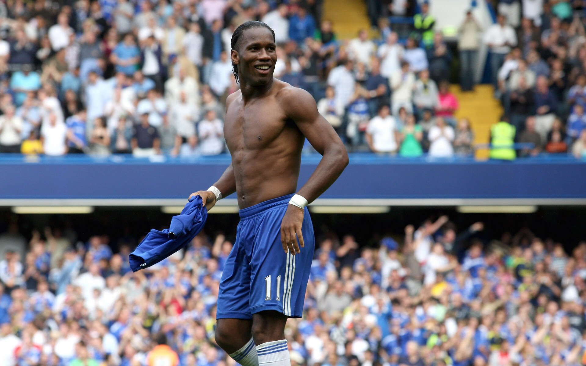 “足球+科技+文化”行业融合成果不断丰富，行业空间不断扩大，足球行业的商业模式