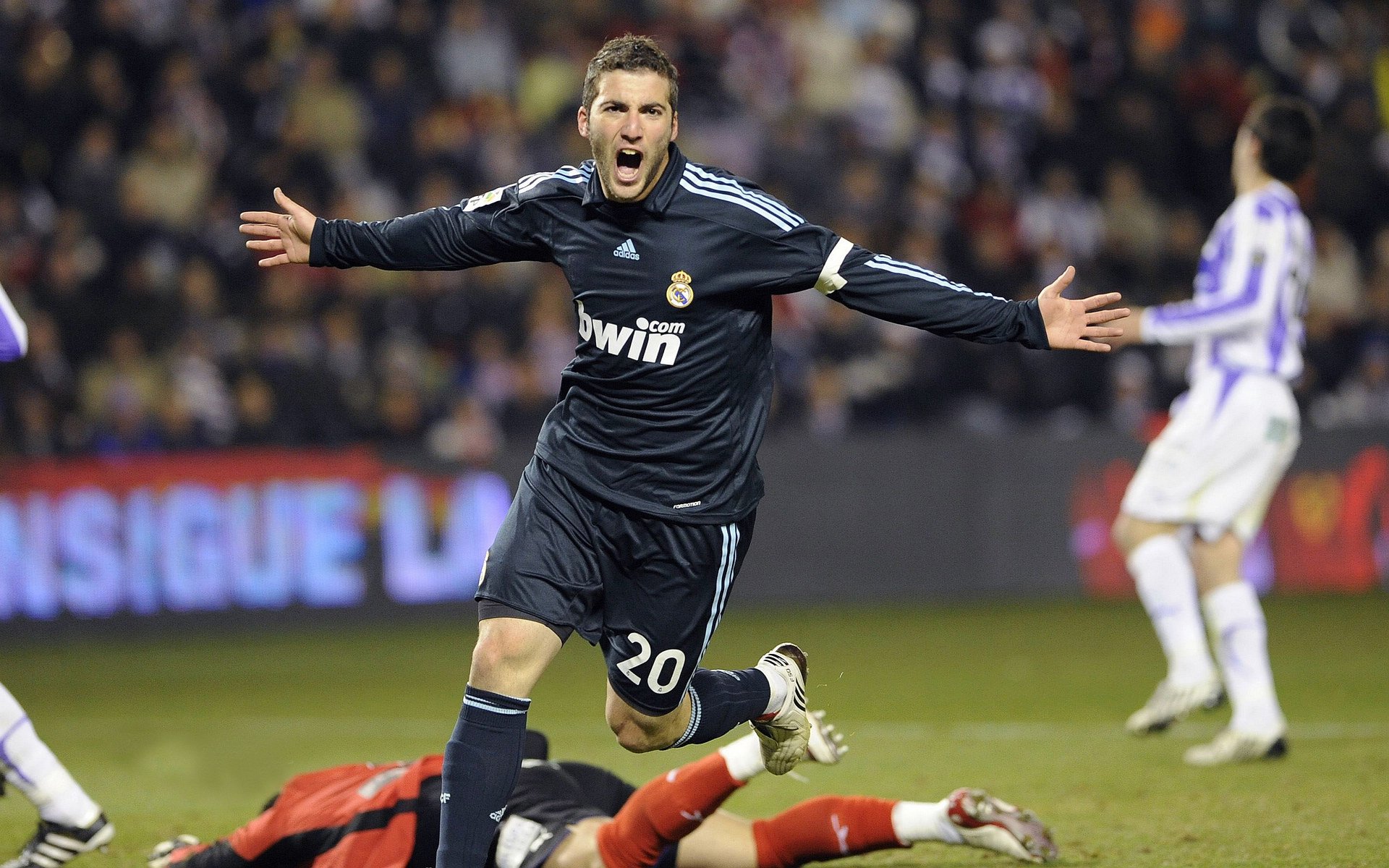 全息投影技术在电竞领域的应用：视觉冲击与沉浸式观赛，全息投影游戏设备